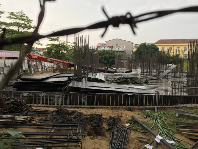 Phần cẩu đổ sập v&agrave;o ph&iacute;a trong c&ocirc;ng tr&igrave;nh.