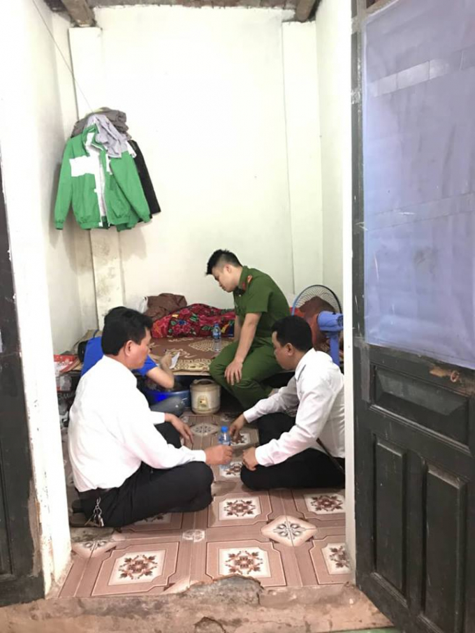 Đại diện cơ quan c&ocirc;ng an v&agrave; lực lượng chức năng đến ph&ograve;ng trọ của t&agrave;i xế Điềm để lấy lời khai