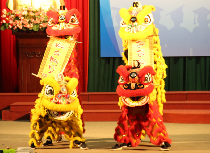 M&uacute;a L&acirc;n mừng lễ ra mắt.