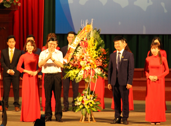 L&atilde;nh đạo Sở GD&amp;amp;amp;ĐT Thừa Thi&ecirc;n Huế tặng hoa ch&uacute;c mừng Chi nh&aacute;nh.