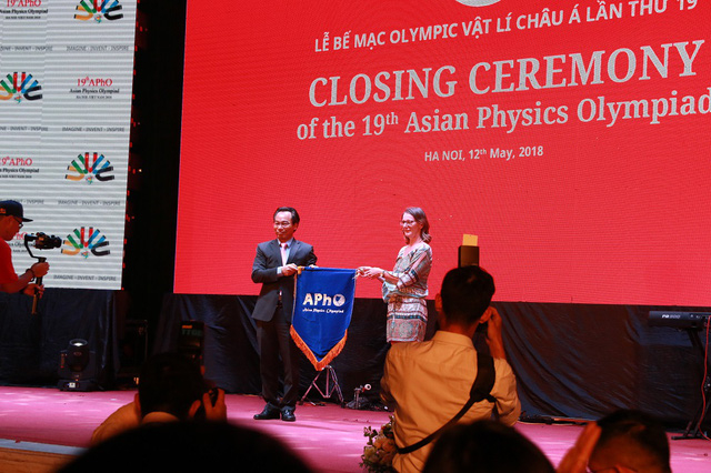 B&agrave; Tracey Byrne &ndash; Đại diện Australia nhận cờ đăng cai tổ chức k&igrave; thi năm 2019.