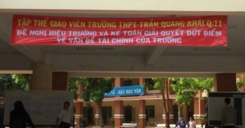Giáo viên treo băng rôn phản đối hiệu trưởng và kế toán