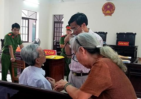 Nh&acirc;n vi&ecirc;n y tế trợ gi&uacute;p khi bị c&aacute;o k&ecirc;u mệt. Ảnh: VOV