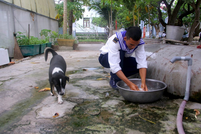 Đội đặc nhiệm đ&ecirc;m tỉnh hơn ng&agrave;y ở Trường Sa
