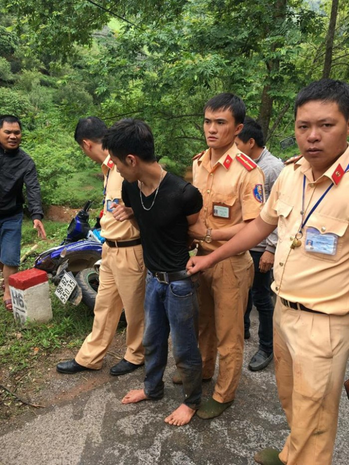 Sau khi băng rừng lội suối, tổ c&ocirc;ng t&aacute;c thuộc Đội CSGT huyện Mộc Ch&acirc;u đ&atilde; t&oacute;m gọn đối tượng.