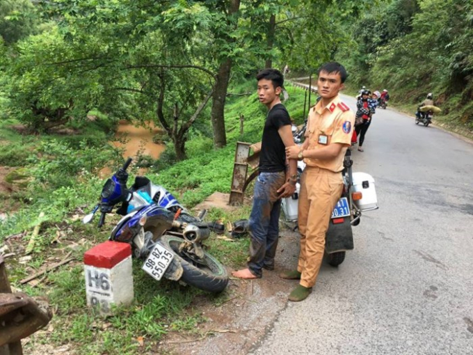 Đối tượng&nbsp;Đinh Văn Thuận c&ugrave;ng tang vật của vụ cướp.