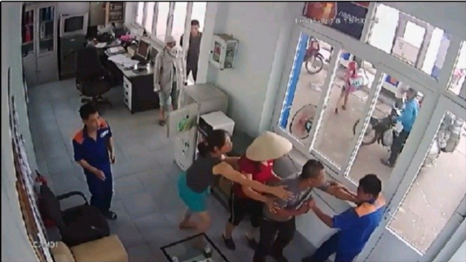 Phạm Đức Hưng (thứ 2 b&igrave;a phải), h&agrave;nh hung nh&acirc;n vi&ecirc;n c&acirc;y xăng cho du c&oacute; nhiều người can ngăn nhưng kh&ocirc;ng th&agrave;nh.
