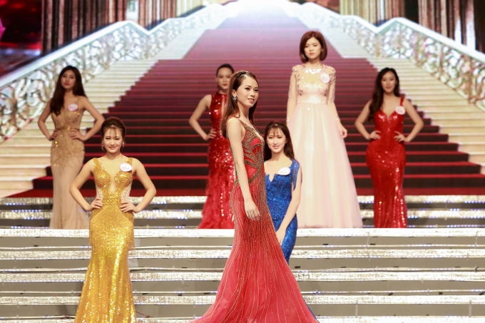 C&aacute;c th&iacute; sinh trong trang phục lộng lẫy.