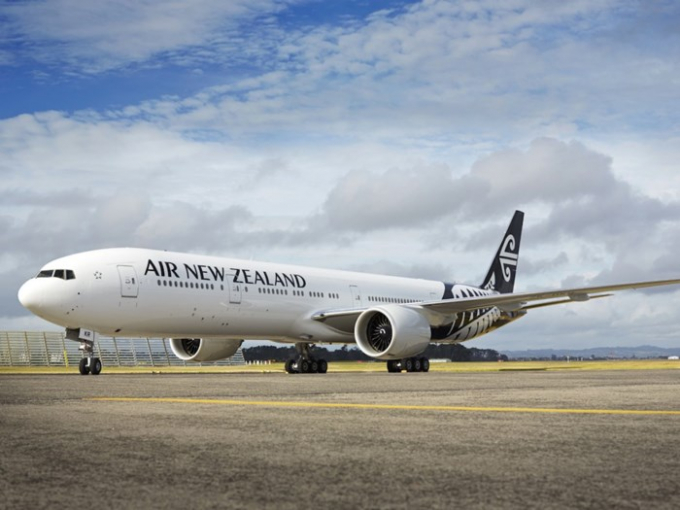H&atilde;ng Air New Zealand c&oacute; thiết kế mạnh mẽ với hai m&agrave;u đen trắng v&agrave; biểu tượng &ldquo;koru&rdquo; &ndash; l&aacute; c&acirc;y dương xỉ chưa mở - biểu tượng nghệ thuật, văn h&oacute;a Māori của đất nước New Zealand, tượng trưng cho cuộc sống, sự đổi mới v&agrave; hy vọng v&agrave;o tương lai.