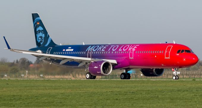 Th&acirc;n m&aacute;y bay sặc sỡ với h&igrave;nh khu&ocirc;n mặt người Eskimo Alaska tr&ecirc;n đu&ocirc;i l&agrave; một thiết kế v&ocirc; c&ugrave;ng độc đ&aacute;o mang hơi thở của v&ugrave;ng đất Alaska &ndash; nơi khởi nguồn của h&atilde;ng Alaska Airlines.