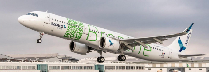 M&aacute;y bay của Azores Airlines, một h&atilde;ng h&agrave;ng kh&ocirc;ng của Bồ Đ&agrave;o Nha, tr&ocirc;ng như một ch&uacute; c&aacute; voi khổng lồ bơi giữa đại dương bầu trời với h&igrave;nh vẽ đu&ocirc;i v&agrave; v&acirc;y c&aacute;, mang th&ocirc;ng điệp về v&ugrave;ng Azores &ndash; một trong những khu vực bảo tồn c&aacute; voi lớn nhất thế giới.