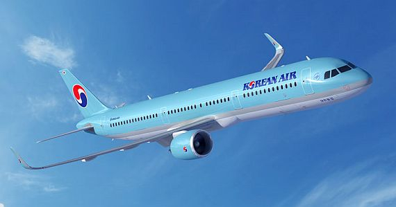 H&atilde;ng Korean Air của H&agrave;n Quốc dịu d&agrave;ng với thiết kế m&agrave;u xanh dương, biểu tượng Ying &ndash; Yang (&acirc;m &ndash; dương) tr&ecirc;n quốc kỳ được vẽ c&aacute;ch điệu tr&ecirc;n đu&ocirc;i m&aacute;y bay thể hiện sức mạnh ph&aacute;t triển mạnh mẽ.