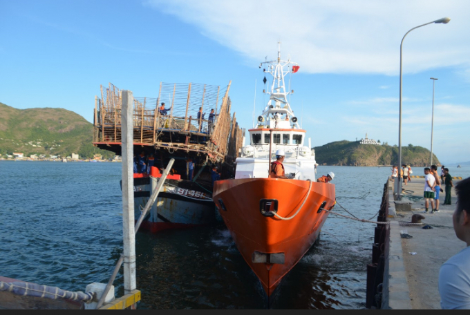 T&agrave;u gặp nạn c&ugrave;ng 49 ngư d&acirc;n được lai dắt về đất liền.