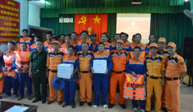 C&aacute;c thuyền vi&ecirc;n gặp nạn đồng thời trao qu&agrave; động vi&ecirc;n từ Cục trưởng Cục H&agrave;ng hải Việt Nam v&agrave; Bộ Giao th&ocirc;ng vận tải.