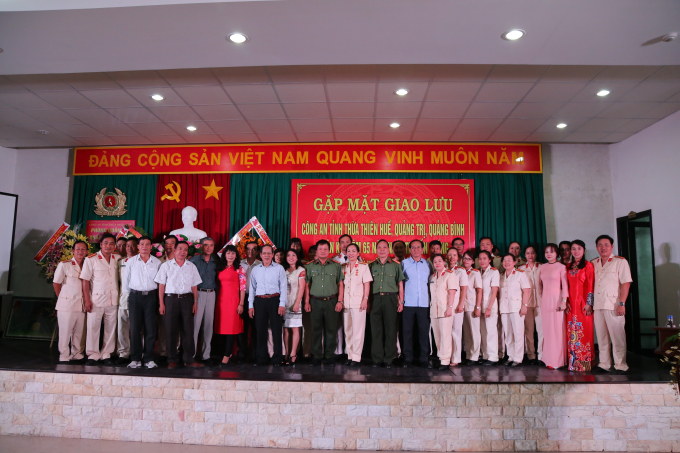 Tại buổi lễ c&aacute;c thế hệ chỉ huy, c&aacute;n bộ chiến sỹ thuộc lực lượng Quản l&yacute; xuất nhập cảnh C&ocirc;ng an TT Huế, Quảng B&igrave;nh, Quảng Trị đ&atilde; c&ugrave;ng nhau &ocirc;n lại truyền thống chặng đường&nbsp;65 năm, x&acirc;y dựng, chiến đấu v&agrave; trưởng th&agrave;nh.