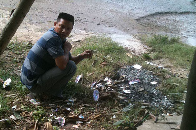 Anh Hải cố t&igrave;m tờ v&eacute; số tr&uacute;ng giải nhất đ&atilde; đốt trong đống r&aacute;c.