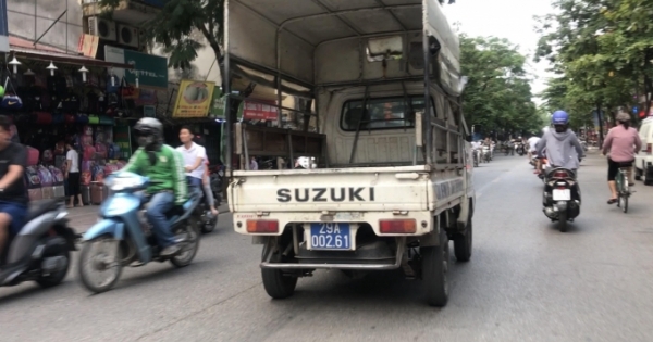 "Nóng mắt" hình ảnh xe "biển xanh" hết hạn kiểm định vô tư diễu phố