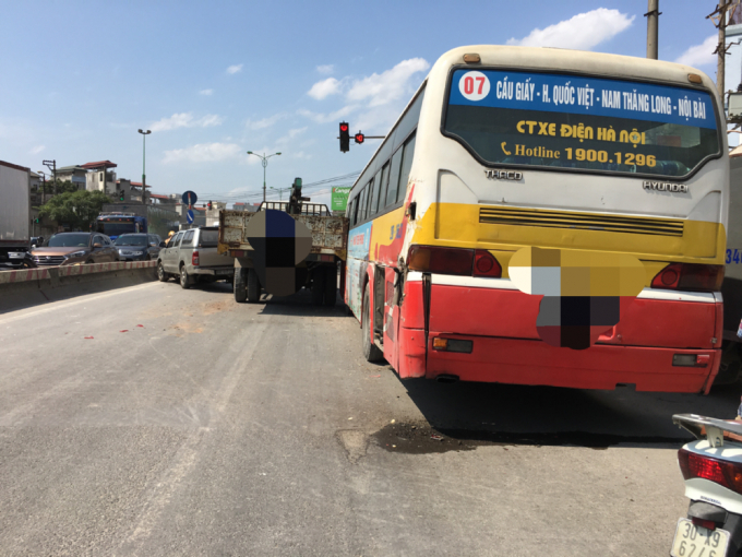 Một chiếc xe Bus kh&ocirc;ng xử l&yacute; kịp t&igrave;nh huống cũng bị cuốn v&agrave;o vụ tai nạn.