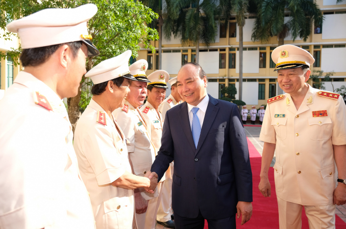 Thủ tướng thăm hỏi l&atilde;nh đạo Bộ C&ocirc;ng An