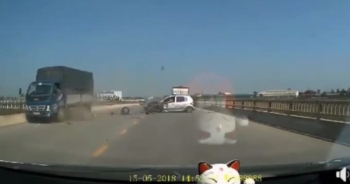 Taxi Thế Kỷ Mới chạy lấn làn, tông trực diện xe tải