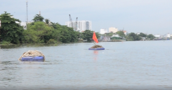 TP HCM: Ghe hơn 100 tấn chìm trên kênh, 3 người thoát nạn