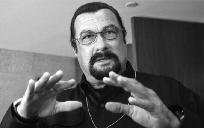 Sao h&agrave;nh động Steven Seagal bị c&aacute;o buộc hiếp d&acirc;m.