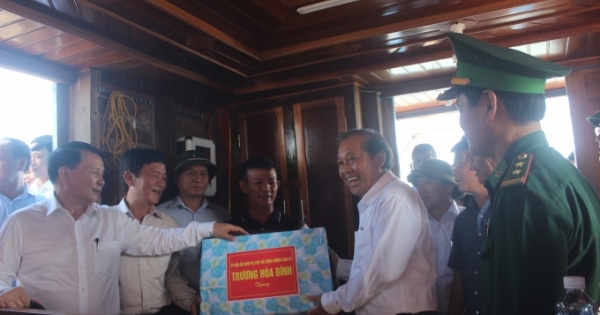 Phó Thủ tướng Trương Hòa Bình thăm tặng quà ngư dân Quảng Bình bị ảnh hưởng sự cố môi trường biển