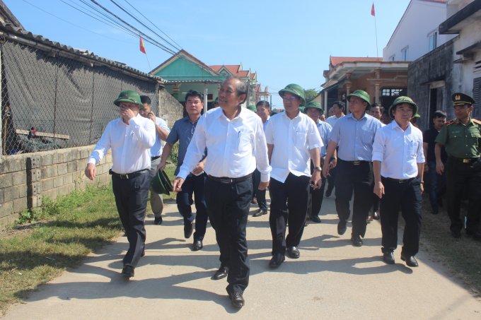Ph&oacute; Thủ tướng Trương H&ograve;a B&igrave;nh về thăm b&agrave; con x&atilde; Thanh Trạch nơi chịu nhiều thiệt hại sau sự cố m&ocirc;i trường biển. (Ảnh: Phan Ba)