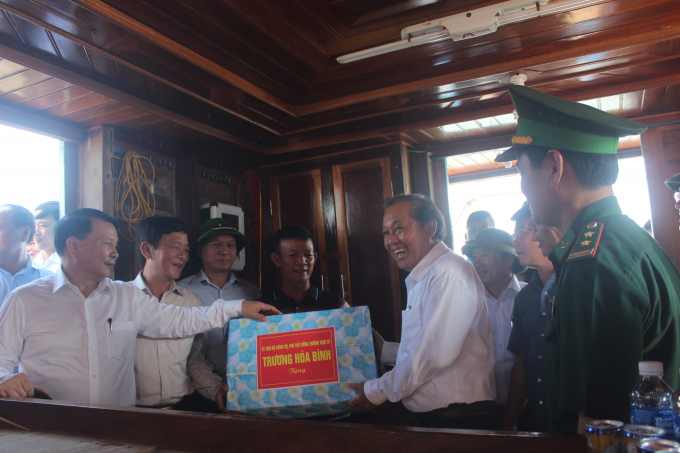 Ph&oacute; Thủ tướng thăm v&agrave; tặng qu&agrave; chủ t&agrave;u Nguyễn Văn Ch&iacute;n ở th&ocirc;n Thanh Kh&ecirc;, x&atilde; Thanh Trạch. (Ảnh: Phan Ba)