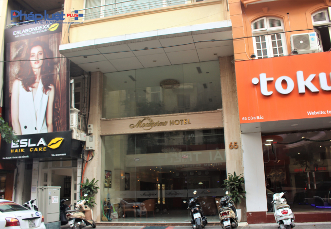 Kh&aacute;ch sạn Moon view số 65 Cửa Bắc, phường Tr&uacute;c Bạch, quận Ba Đ&igrave;nh (C&ocirc;ng ty TNHH Tuấn Đạt) chỉ c&oacute; 1 cầu thang bộ hở, kh&ocirc;ng trang bị hệ thống b&aacute;o ch&aacute;y tự động