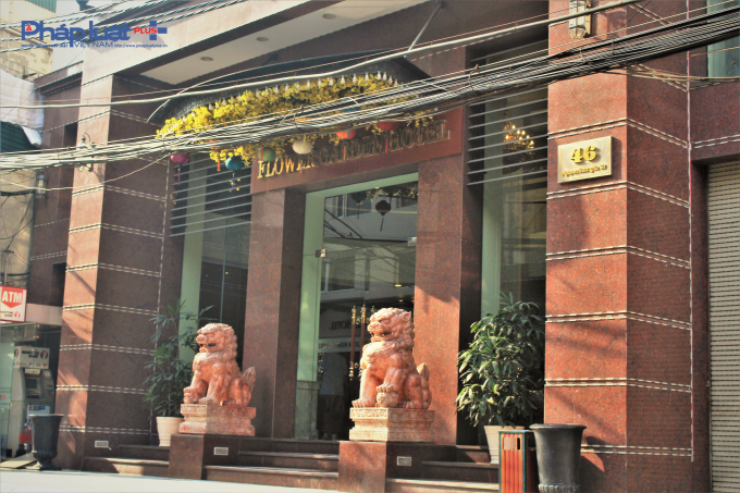 Nằm c&aacute;ch đ&oacute; kh&ocirc;ng xa, kh&aacute;ch sạn Flower, số 46 Nguyễn Trường Tộ, phường Tr&uacute;c Bạch, quận Ba Đ&igrave;nh (C&ocirc;ng ty TNHH Hoa Mai) kh&ocirc;ng trang bị hệ thống b&aacute;o ch&aacute;y tự động, tăng &aacute;p