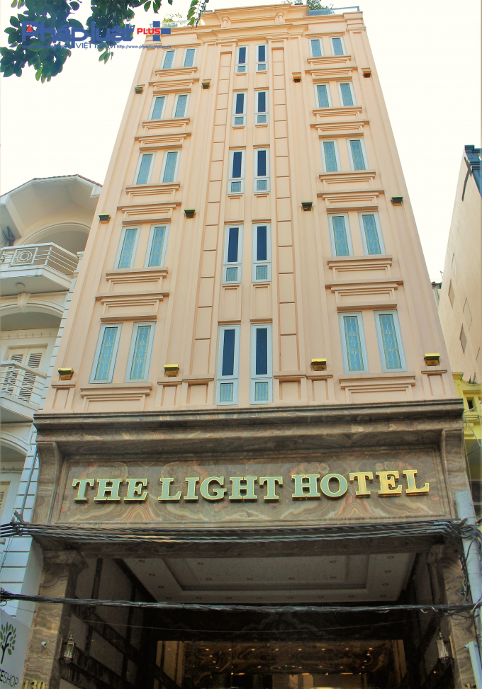 Kh&aacute;ch sạn The Light c&oacute; địa chỉ tại 128-130 H&agrave;ng B&ocirc;ng, quận Ho&agrave;n Kiếm. T&ograve;a nh&agrave; n&agrave;y chỉ c&oacute; 1 cầu thang bộ.