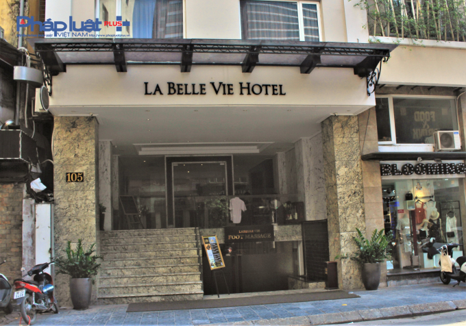 Kh&aacute;ch sạn LabelleVie, số 105 Nguyễn Trường Tộ, phường Tr&uacute;c Bạch, quận Ba Đ&igrave;nh (C&ocirc;ng ty TNHH thương mại v&agrave; dịch vụ Hồng Huyền) x&acirc;y dựng th&ecirc;m khối nh&agrave; 9 tầng, chưa thẩm duyệt bổ sung, cửa v&agrave;o buồng thang bộ kh&ocirc;ng phải cửa chống ch&aacute;y, kh&ocirc;ng trang bị hệ thống tăng &aacute;p, h&uacute;t kh&oacute;i h&agrave;nh lang