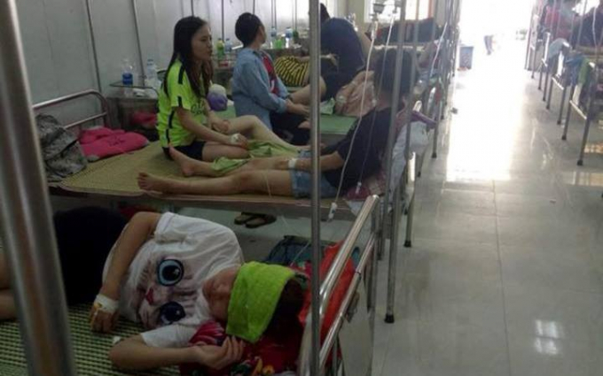 C&aacute;c sinh vi&ecirc;n phải nhập viện nghi do bị ngộ độc thức ăn tại một nh&agrave; h&agrave;ng.