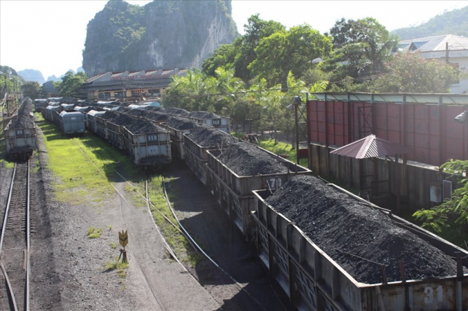 Than được vận chuyển bằng t&agrave;u hỏa từ ga Lộ Phong về Nh&agrave; m&aacute;y s&agrave;ng tuyển Nam Cầu Trắng của Cty tuyển than H&ograve;n Gai. (Ảnh: b&aacute;o Lao động)