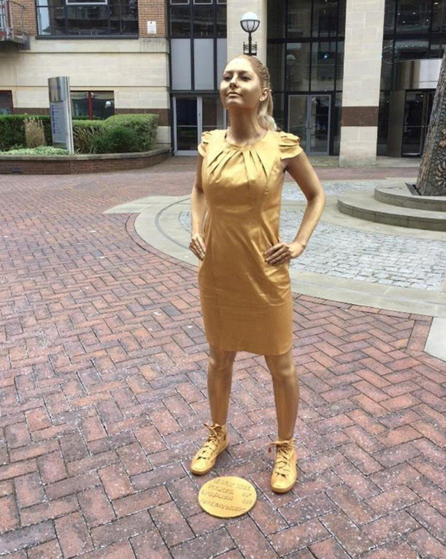 Tr&ocirc;ng Jade giống như một bức tượng thực sự.