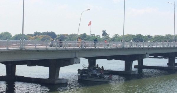 Huế: Người đàn ông ôm cháu bé nhảy sông, nghi tự tử