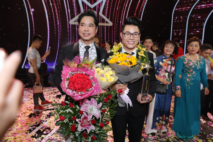 Tiến Sĩ Duy Cường đăng quang qu&aacute;n qu&acirc;n Thần Tượng Bolero m&ugrave;a 3