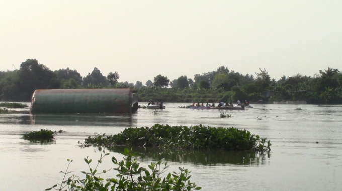 Chiếc s&agrave; lan bị ch&igrave;m tr&ecirc;n s&ocirc;ng