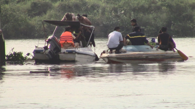 Lực lượng chức năng c&oacute; mặt thực hiện c&ocirc;ng t&aacute;c t&igrave;m kiếm cứu hộ cứu nạn