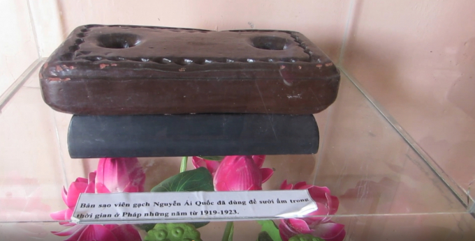 Bản sao vi&ecirc;n gạch B&aacute;c Hồ đ&atilde; d&ugrave;ng sưởi ấm trong thời gian ở Ph&aacute;p những năm 1919 - 1923.