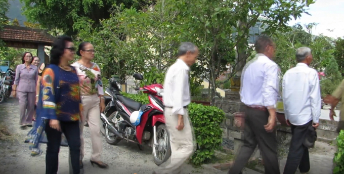 Nhiều đo&agrave;n kh&aacute;ch tới tham quan khu tưởng niệm.