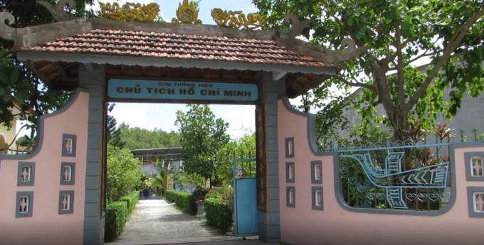 Khu tưởng niệm được x&acirc;y dựng tr&ecirc;n khu&ocirc;n vi&ecirc;n rộng hơn 2.000m2 .