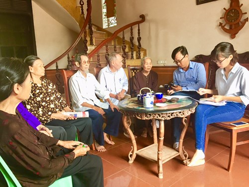 C&aacute;c cựu c&aacute;n bộ, đảng vi&ecirc;n x&atilde; Ph&ugrave; Lưu Tế gặp trao đổi với PV về c&acirc;u chuyện&nbsp; b&agrave; T&acirc;m c&oacute; tham gia TNXP nhưng đ&agrave;o ngũ nay&nbsp;lại trở th&agrave;nh người c&oacute; c&ocirc;ng với c&aacute;ch mạng&nbsp;- Ảnh: Xu&acirc;n Ho&agrave;ng.