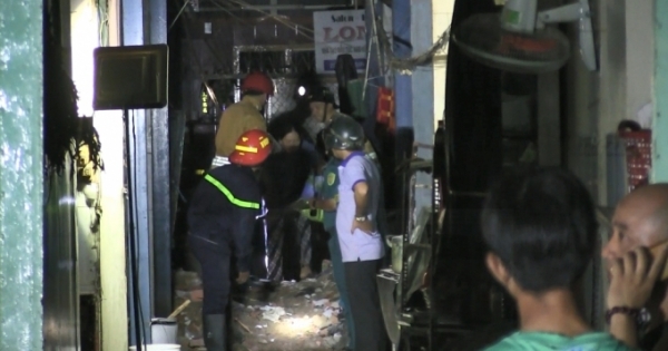 TP HCM: Sập sàn nhà vệ sinh, nhiều người mắc kẹt