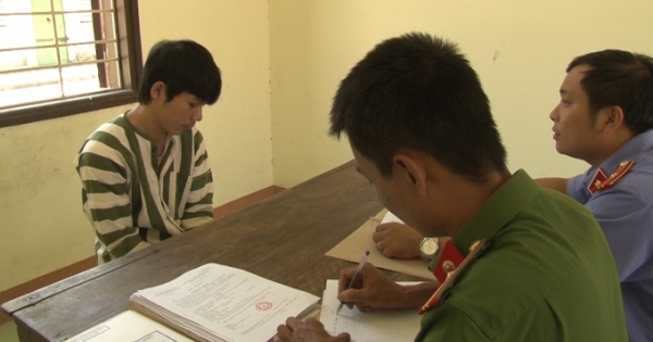 Nam thanh niên đốt nhà cha mẹ, dùng cỏ Mỹ rồi chém cả Công an phường