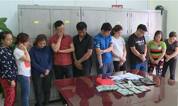 C&aacute;c đối tượng bị bắt v&agrave; tang vật trong đường d&acirc;y l&ocirc; đề trăm tỷ bị C&ocirc;ng an Thanh H&oacute;a triệt x&oacute;a.