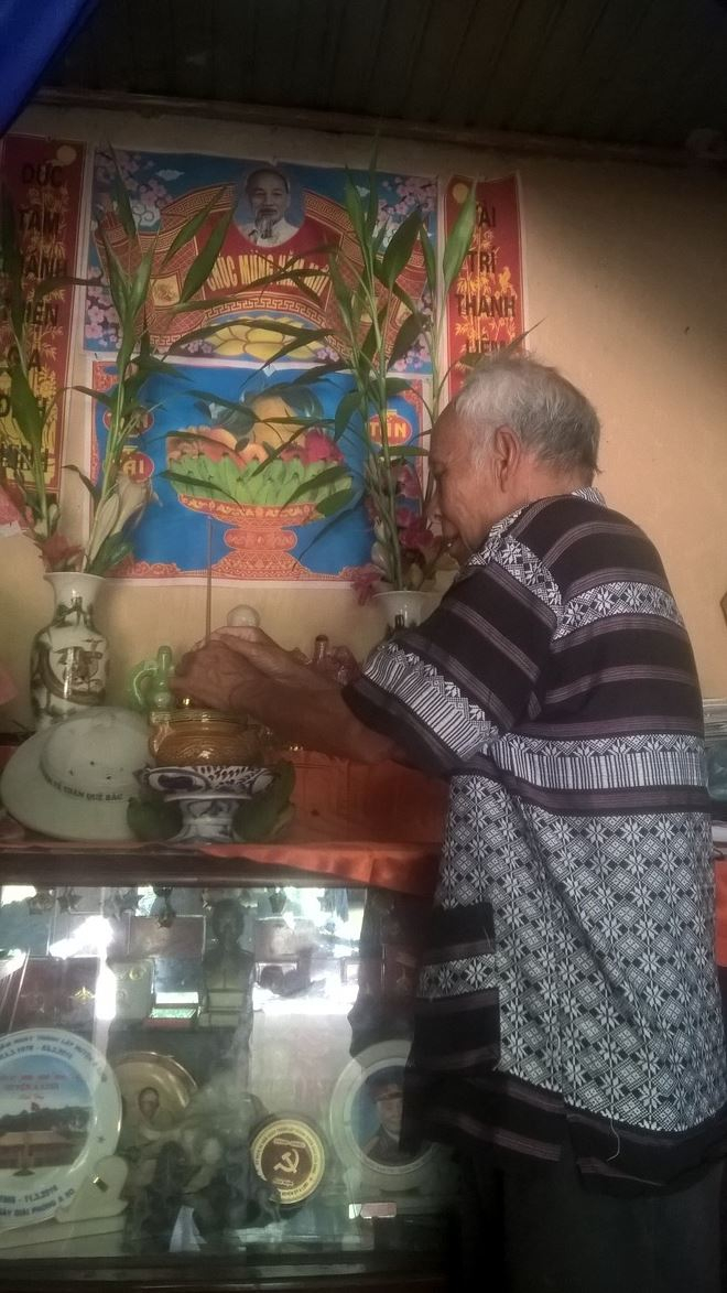 Gi&agrave; l&agrave;ng Hồ Văn R&atilde;i thắp n&eacute;n nhang tưởng nhớ trước khi hồi ức ng&agrave;y vinh dự mang họ Hồ của B&aacute;c.