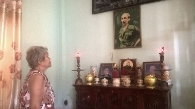 Nữ Anh h&ugrave;ng LLVTND Kan Lịch thờ Chủ tịch Hồ Ch&iacute; Minh c&ugrave;ng bố chồng v&agrave; em trai.