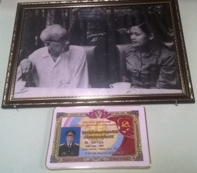 B&agrave; Kan Lịch treo ảnh m&igrave;nh được gặp B&aacute;c ở nơi trang trọng nhất ng&ocirc;i nh&agrave;.